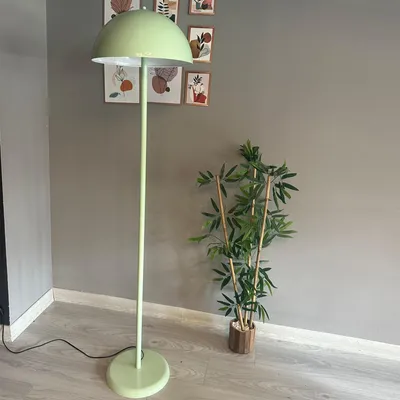 Produktbild von Moderne Stehlampe aus Metall mit E27, Verstellbarer Lampenschirm