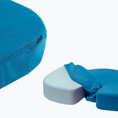 Teal U-förmiges Kissen mit sichtbarem Reißverschluss, wobei der abnehmbare Bezug teilweise zurückgezogen ist und den weißen Schaumstoffeinleger zeigt
