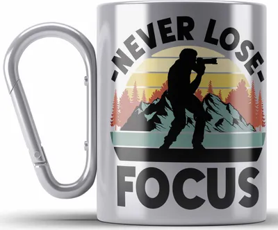 Produktbild von Trendation - Fotograf Edelstahl Tasse Karabiner Zubehör Lustig Fotografie Geschenk Fotografieren Karabiner Edelstahl Tasse Karabiner Edelstahl Geschenkideen Grafik Insider Focus (Silber)