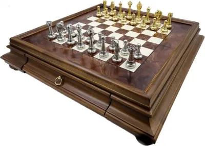 Produktbild von Casa Padrino Luxus Schach Set Braun / Weiß / Silber / Gold 53 x 53 x H. 9,5 cm - Holz Schachspiel - Holz Schachbrett mit handgefertigten Metall Schachfiguren - Luxus Deko Accessoires