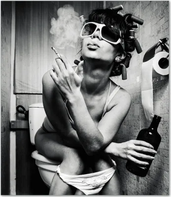 Produktbild von Wallario Herdabdeckplatte aus Glas, Größe 52 x 60 cm 1-teilig, Motiv Kloparty - Sexy Frau auf Toilette mit Zigarette und Schnaps
