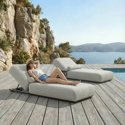 Produktbild von Gartenliege TROPEA 2er Set mit Tisch, Hellgrau-Schwarz – mit verstellbarer Rückenlehne, gepolstert mit Kopfkissen, wetterfest, Sunbrella Bezug, runder Tisch mit Keramik-Platte, für Garten & Balkon
