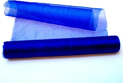 Produktbild von Tischband aus Crashorganza in Royalblau, 28 cm breit, 5 Meter auf der Rolle. Das breite Material ist die perfekte Basis für fantasievolle und festliche Tischdekorationen.