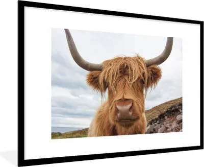 Produktbild von MuchoWow® Gerahmtes Poster Schottischer Highlander - Kuh - Landschaft 90x60 cm - Poster mit Schwarzem Bilderrahmen Wandposter Rahmen Foto Bilder - Wanddekoration - Fotos