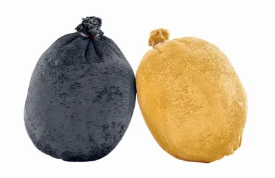 Zwei Magnesiabälle in Schwarz und Gold; jeweils 35 g; von der Marke Singing Rock für Kletterbedarf.