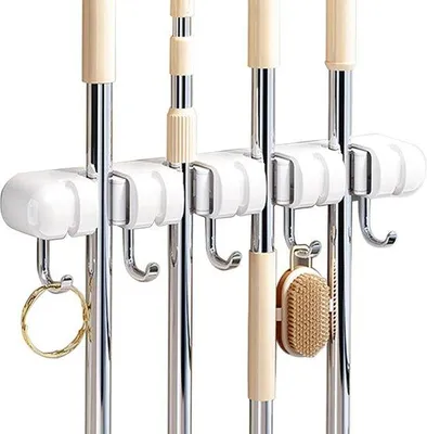 Produktbild von Stabiler Wandbesenhalter mit 4 Schrauben und 5 Haken, eine Aufbewahrungslösung für Waschräume, Küchen, Badezimmer, Garagen und Gärten (weiß).