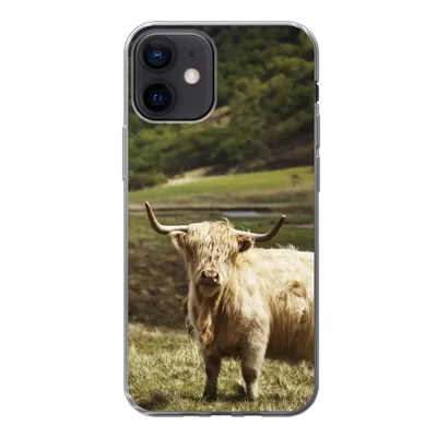 Produktbild von MuchoWow® Handyhülle Schutzhülle Hülle für iPhone 12 Schottische Highlander - Pfad - Wald Silikon Softcase Handy Hülle - Schutzhülle