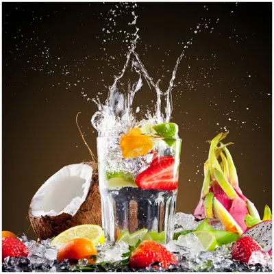 Produktbild von Wallario Premium Glasbild, freischwebende Optik, kräftige Farben, Größe 30 x 30 cm Motiv Tropische Früchte in einem erfrischenden Drink