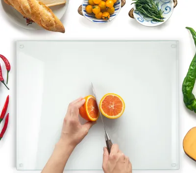Image de Planche à découper en verre, 50 × 40 cm – Planche à découper hygiénique en verre trempé – Résistante à la chaleur, aux rayures et antidérapante – Plateau en verre pour la cuisine – Design transparent