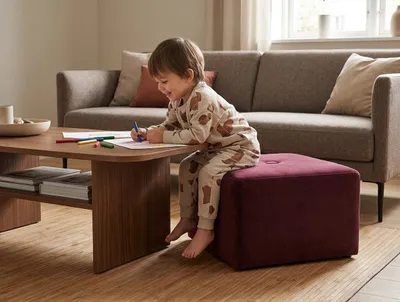 Produktbild von Hocker FAMI Royal – Sitzwürfel, Velours in Bordeauxrot, Family Meble, KI-generiertes Bild