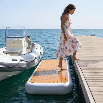 Immagine prodotto di Passerella gonfiabile 230*60*17 cm, portata massima 140 kg, con rivestimento in EVA effetto teak, inclusa pompa, borsa per il trasporto e kit di ripar