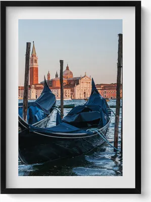 Produktbild von Venezianische Gondeln auf dem Wasser Italien– Wandbild mit Rahmen – Gerahmtes Bild  – Wanddekoration – 50x70 cm –  Schwarz Rahmen