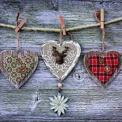 Produktbild von 20 Servietten Rustic Hearts with Edelweiss - Herzen an Klammern 33x33cm