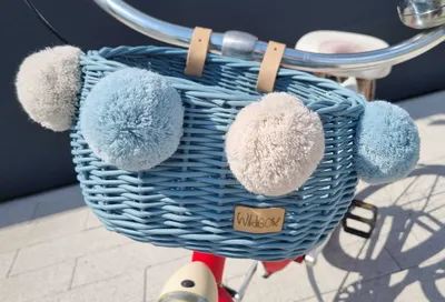 Zdjęcie produktu dla WikliBOX - Wiklinowy koszyk na rower dla dzieci morski na paski Dumpy  z pomponami - 26x19xH14