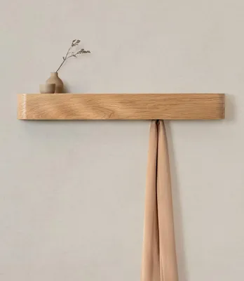 Produktbild von Wandgarderobe „Toke“ | Moderne Designergarderobe mit versteckten Wandhaken | Garderobenpaneel aus massivem Echtholzfurnier | Eichenholz