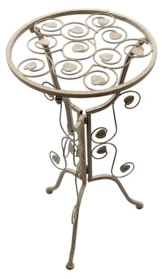 Produktbild von Vintage Beistelltisch "Antique Heart" – Metall-Pflanztisch für den Wohnbereich, Shabby Chic Design in Creme-Beige – Klappbarer Dekotisch & Blumenhocker, Höhe 60 cm, Ø 32,5 cm