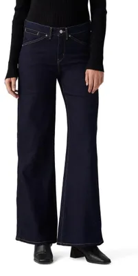 Productafbeelding van Levi's damesbroek, model 318, met wijde pijpen en shaping-effect, kleur: donkerblauw, maat: 29W / 30L