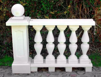 Produktbild von Casa Padrino Jugendstil Balustrade mit Säule und dekorativer Kugel Weiß 133 x 33 x H. 110 cm - Massives Stein Geländer aus feinstem Beton - Garten & Terrassen Balustraden