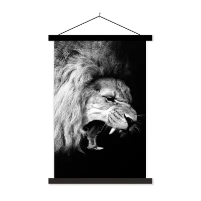 Produktbild von MuchoWow® Textilposter Löwe - Porträt - Schwarz - Weiß - Tiere 60x90 cm mit schwarzem Rahmen - Poster Wohnzimmer