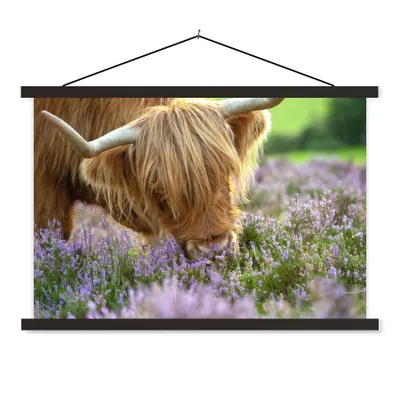 Produktbild von MuchoWow® Textilposter Schottischer Highlander - Blumen - Kuhkopf 60x40 cm mit schwarzem Rahmen - Hölzernes
