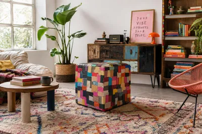 Produktbild von Cube Patch Color – Bunter Hocker aus Jeansleder-Patches 45 × 45 × 45 cm | Handgefertigt | Patchwork Lederhocker, KI-generiertes Bild