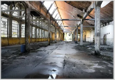 Produktbild von Wallario Wandbild Alte Industriehalle  leerstehend und einsam, Größe: 70,30 x 100,30 cm, Poster mit weißem Kunststoffrahmen