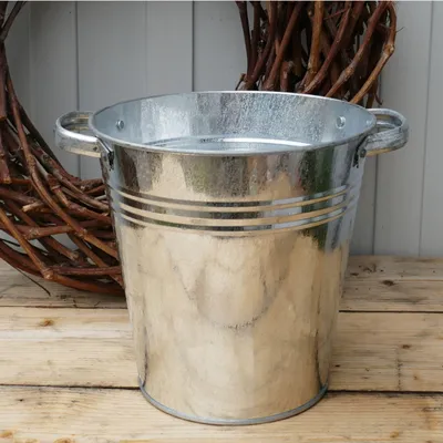 Produktbild von Zinkeimer 10 Liter mit Griffen - Wasserdicht - Pflanzkübel aus verzinktem Stahl - Metallkübel für Garten Balkon und Miniteich - Vintage Dekoeimer Silber - 26 cm Durchmesser