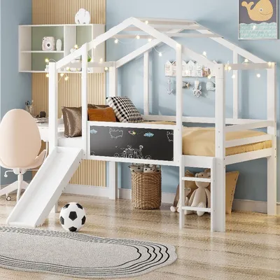 Obrázek produktu pro Dětská postel Kinder o rozměrech 90x200 cm z masivního dřeva v bílé barvě, postel ve tvaru domku s motivem podkroví, vybavená skluzavkou, žebříkem, tabulí a bezpečnostní zábranou