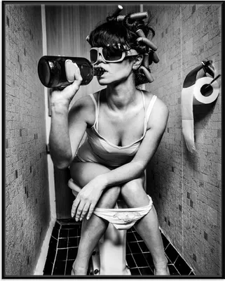 Produktbild von Wallario Wandbild Kloparty - Sexy Frau auf Toilette mit Weinflasche, Größe: 40,30 x 50,30 cm, Poster mit schwarzem Aluminiumrahmen