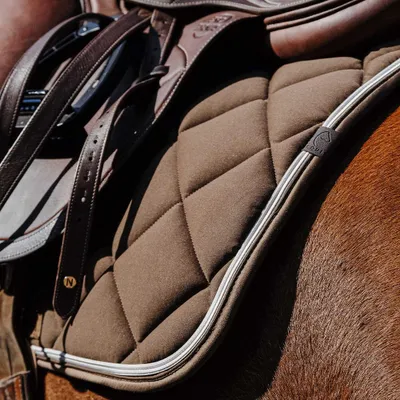 Produktbild von Equithème Schabracke Classic, Größe:Warmblut, Farbe:dunkelbraun