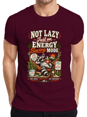 Productafbeelding van Niet lui, gewoon in energiebesparingsmodus. Wasbeer, hangmat, eekhoorn. Heren T-shirt, bordeauxrood, maat M