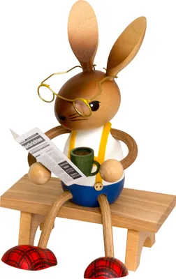 Produktbild von Drechslerei Kuhnert - Hasen mit langen Beinen - mit Kaffee und Zeitung - Dekofigur aus Holz für die Frühlingszeit - Größe (stehend) von ca. 19 cm