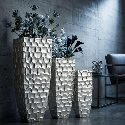 Produktbild von 3er-Set Argy-Vasen aus silberfarbenem Metall, quadratisches Design mit geprägten Verzierungen, Maße: 38 x 90 cm, 30 x 75 cm, 24 x 62 cm – Glamouröse Wohnaccessoires