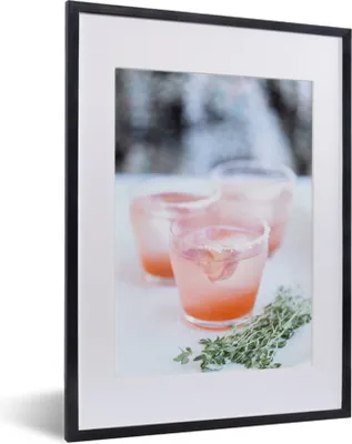Produktbild von MuchoWow® MuchoWow® Gerahmtes Poster Nahaufnahme von Cocktails mit frischen Kräutern 30x40 cm - Poster mit zchwarzem Bilderrahmen - Wandposter Schlafzimmer