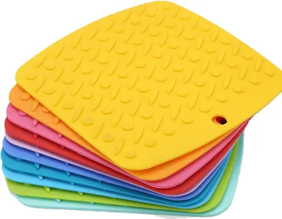 Image de set de 4 dessous de plats, tapis pour casseroles et poêles chaudes, une protection pour chaque plan de travail dans la cuisine, tapis de support résistant à la chaleur, antidérapant et lavable, résistant au lave-vaisselle, flexible
