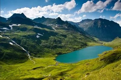 Produktbild von Muralo Fototapete Berglandschaft 254 (B) x 184 (H) cm Vlies Wand Tapete Gebirge Himmel See Wiesen Grün Wohnzimmer Schlafzimmer moderne Wandbild Landschaft Natur Wand Dekoration