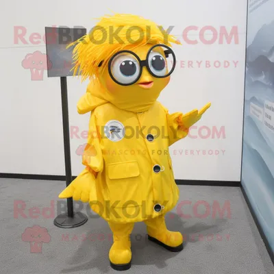 Produktbild von Gelber REDBROKOLY Betta-Fisch Maskottchen Kostüm charakter bekleidet mit einem Regenmantel und einer Brille