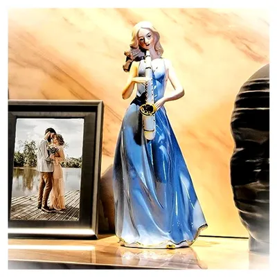 Produktbild von Porzellanfigur einer Dame mit Blumen, Hochzeitsgeschenk und Heimdekoration
