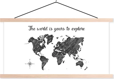 Produktbild von MuchoWow® Textilposter Weltkarte - Schwarz - Zitat 120x60 cm mit holzfarbenen Rahmen - Klemmleiste