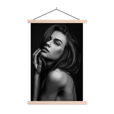 Produktbild von MuchoWow® Textilposter Frau - Porträt - Schwarz und weiß 60x90 cm mit holzfarbenen Rahmen - Textil