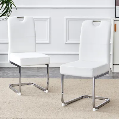 Image de Un ensemble de deux chaises de salle à manger blanches, aux assises épaisses, dotées d'un système de suspension intégré et d'un design ergonomique, offrant un parfait équilibre entre confort et élégance