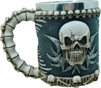 Produktbild von Krug Totenkopf mit Wirbelsäule als Griff und Metalleinsatz