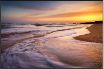 Produktbild von Wallario Wandbild Sonnenuntergang am Strand - Abendspaziergang, Größe: 61 x 91,50 cm, Poster mit schwarzem Aluminiumrahmen