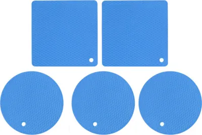 Imagen del producto de 5 posavasos de silicona, mate, cuadrados y redondos, con diseño de panal, antideslizantes, resistentes al calor, para platos, sartenes y utensilios de cocina. Color azul