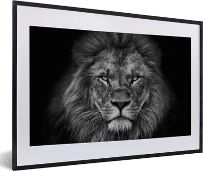 Produktbild von MuchoWow® Gerahmtes Poster Löwe - Tiere - Schwarz - Weiß 60x40 cm - Poster mit Schwarzem Bilderrahmen Wandposter Rahmen Foto Bilder - Schlafzimmer - Plakat in Rahmen - Drucken
