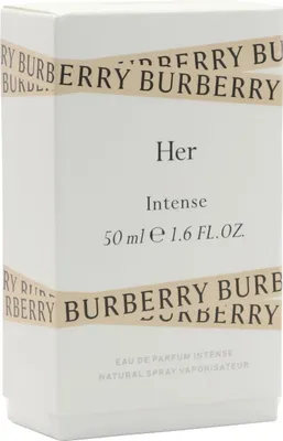 Weiße Parfumverpackung von Burberry Her Intense mit schwarzem Text und zwei diagonalen beigefarbenen BURBERRY-Bändern.