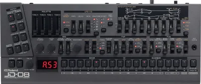 Immagine prodotto di Roland JD-08, sintetizzatore digitale, chorus, delay, eco, modalità veloce, phaser, rosso, nero, batteria ricaricabile, USB, AA