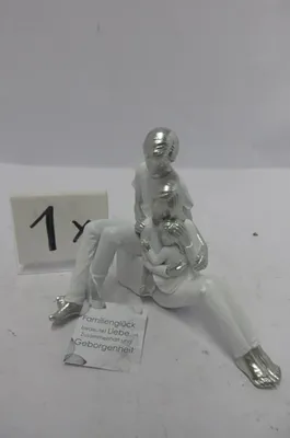 Produktbild von Gilde Figur, Familie, Elternfreude, Kunstharz, weiß, VE 2 Höhe: 17.00 cm Breite: 20.50 cm Tiefe: 13.50cm 79789