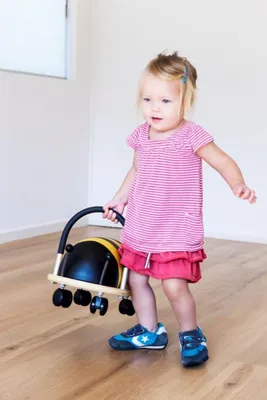 Produktbild von Wheelybug Rutschauto Biene - Holzfahrzeug für Kleinkinder 1-3 Jahre