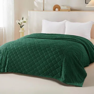 Productafbeelding van Ibenzoa® Knuffeldekens – extra zacht en warm, huidvriendelijk, elegant jacquardpatroon, 150 x 200 cm, donkergroen, woondeken en meubelovertrek
